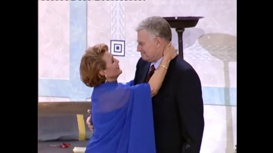 El beso entre Carmen Sevilla y Charlton Heston 27 años después de rodar 'Marco Antonio y Cleopatra' El beso entre Carmen Sevilla y Charlton Heston 27 años después de rodar 'Marco Antonio y Cleopatra'