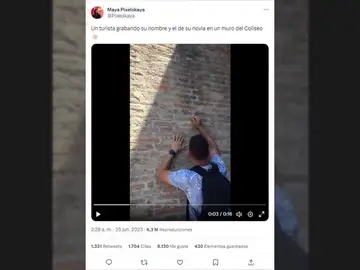 Pillan a un turista y su novia grabando su nombre en un muro del Coliseo romano