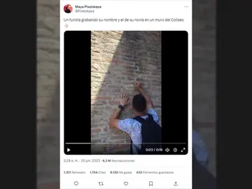 Pillan a un turista y su novia grabando su nombre en un muro del Coliseo romano Pillan a un turista y su novia grabando su nombre en un muro del Coliseo romano