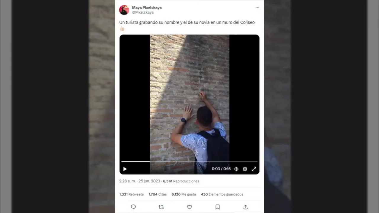 Pillan a un turista y su novia grabando su nombre en un muro del Coliseo romano Pillan a un turista y su novia grabando su nombre en un muro del Coliseo romano