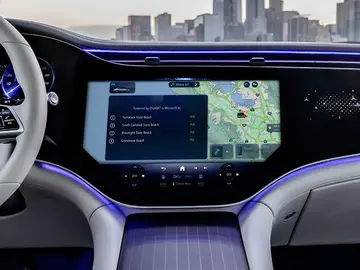 El sistema de info entretenimiento de un vehículo de Mercedes El sistema de info entretenimiento de un vehículo de Mercedes