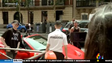 Bizarrap y Rauw Alejandro desatan la locura en pleno centro de Madrid en un Ferrari rojo