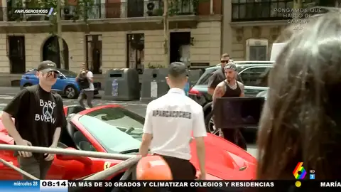 Bizarrap y Rauw Alejandro desatan la locura en pleno centro de Madrid en un Ferrari rojo