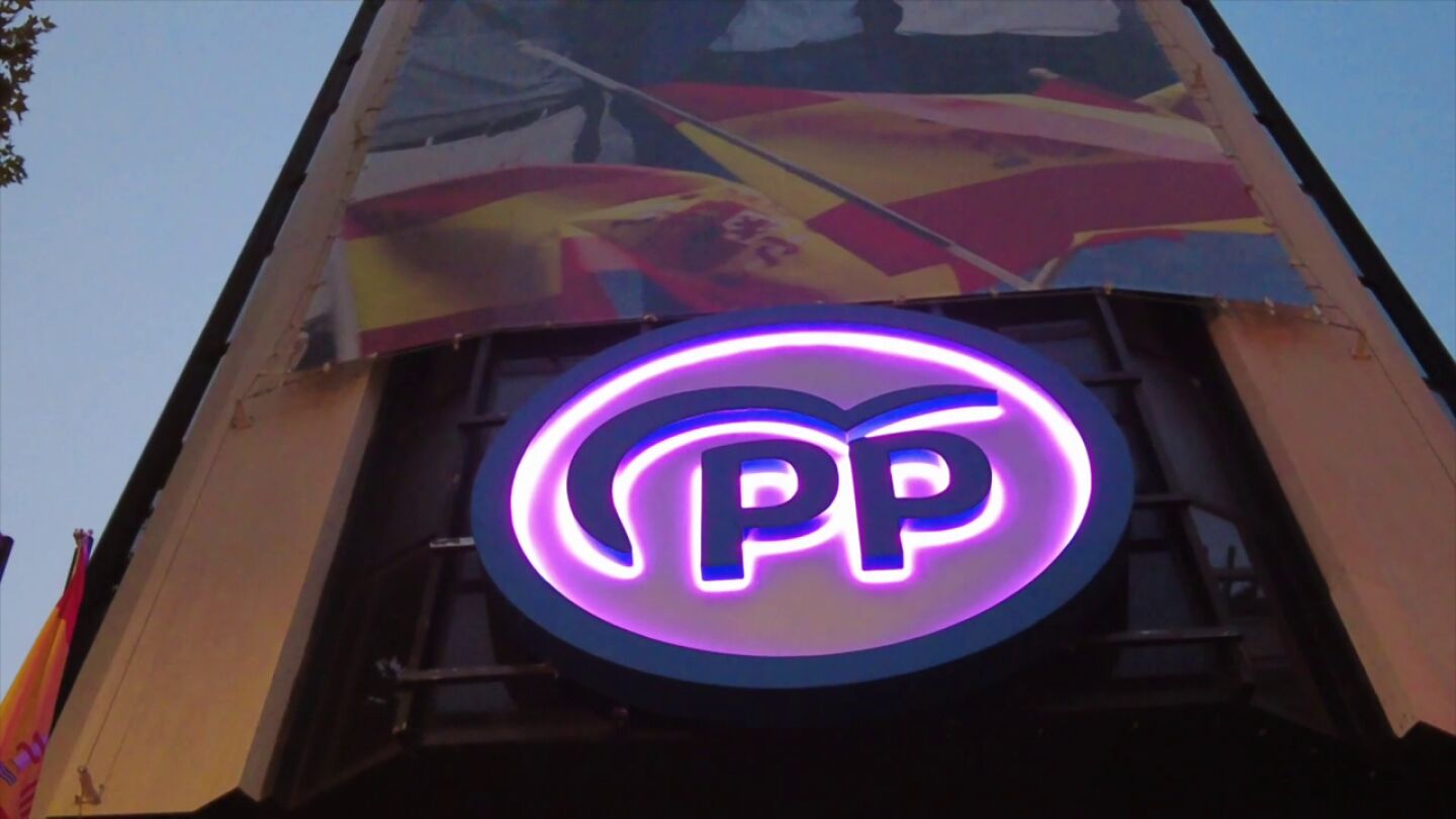 El PP blanquea sus pactos con Vox con simbolismo: ilumina el logo de la fachada de G&eacute;nova con los colores de la bandera LGTBI