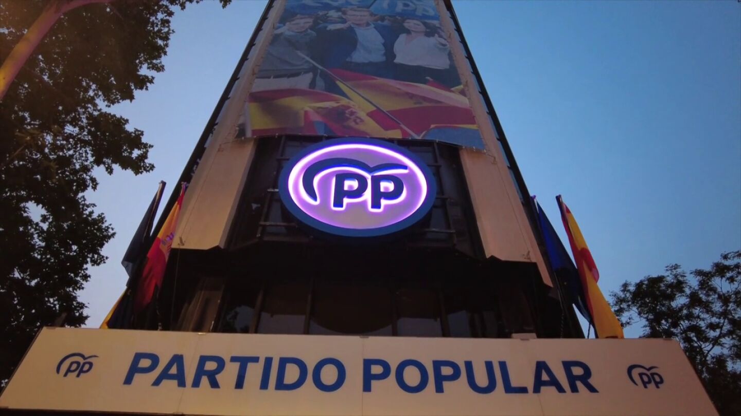El PP blanquea sus pactos con Vox con simbolismo: ilumina el logo de la fachada de G&eacute;nova con los colores de la bandera LGTBI