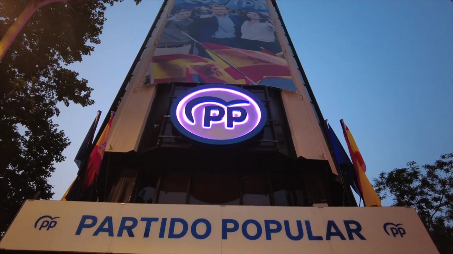 El PP blanquea sus pactos con Vox con simbolismo: ilumina el logo de la fachada de Génova con los colores de la bandera LGTBI El PP blanquea sus pactos con Vox con simbolismo: ilumina el logo de la fachada de Génova con los colores de la bandera LGTBI