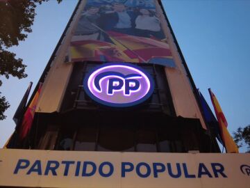 El PP blanquea sus pactos con Vox con simbolismo: ilumina el logo de la fachada de Génova con los colores de la bandera LGTBI