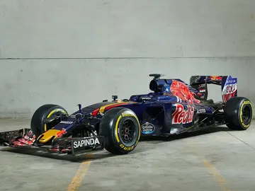 AlphaTauri subasta el Toro Rosso F1 de 2016 de Max Verstappen y Carlos Sainz AlphaTauri subasta el Toro Rosso F1 de 2016 de Max Verstappen y Carlos Sainz