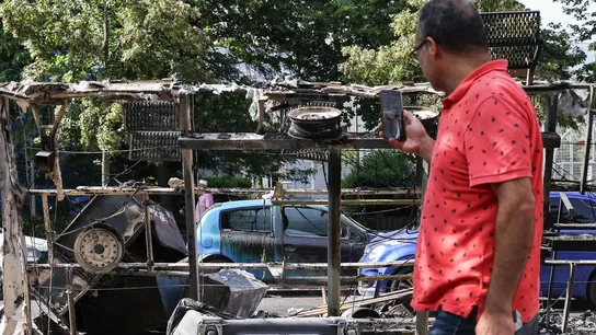 coches quemados y escombros en la avenida Pablo Picasso tras una noche de disturbios civiles, en Nanterre, cerca de París. coches quemados y escombros en la avenida Pablo Picasso tras una noche de disturbios civiles, en Nanterre, cerca de París.