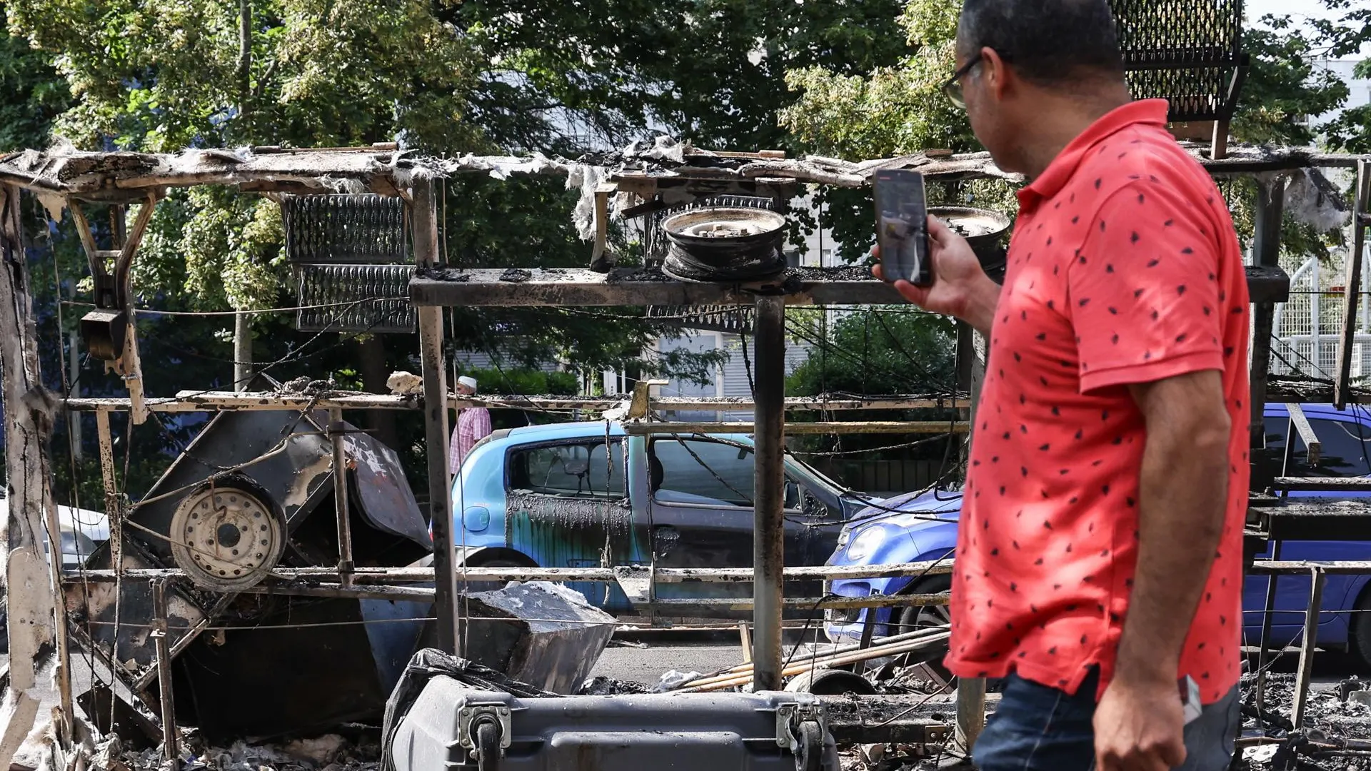 coches quemados y escombros en la avenida Pablo Picasso tras una noche de disturbios civiles, en Nanterre, cerca de París.