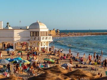 Playa de La Caleta, en Cádiz, en verano