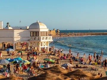 Playa de La Caleta, en Cádiz, en verano Playa de La Caleta, en Cádiz, en verano