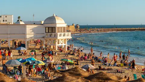 Playa de La Caleta, en Cádiz, en verano