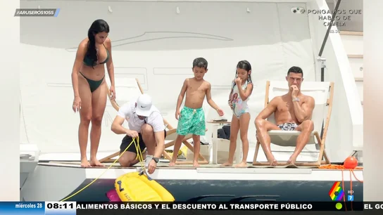 Las polémicas imágenes de Cristiano Ronaldo y Georgina Rodríguez de vacaciones: "Ella parece la canguro" Las polémicas imágenes de Cristiano Ronaldo y Georgina Rodríguez de vacaciones: "Ella parece la canguro"