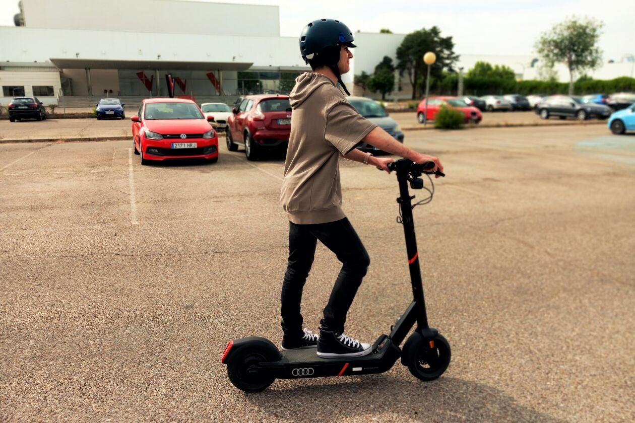 audi-electric-kick-scooter-powered-egret