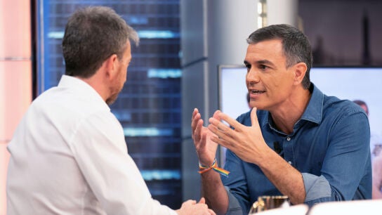 El presidente del Gobierno, Pedro S&aacute;nchez, junto al presentador Pablo Motos (i) durante la entrevista celebrada este martes en el programa "El Hormiguero"