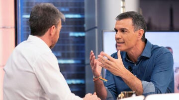 El presidente del Gobierno, Pedro Sánchez, junto al presentador Pablo Motos (i) durante la entrevista celebrada este martes en el programa "El Hormiguero"