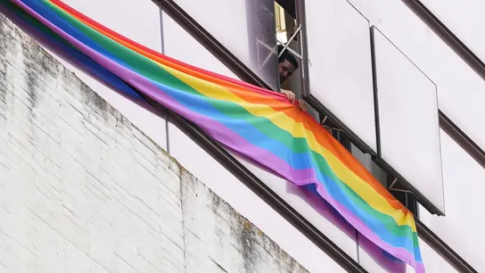 Vox amenaza con mandar al servicio de seguridad de las Cortes de Castilla y León a los despachos del PSOE para quitar la bandera LGTBI Vox amenaza con mandar al servicio de seguridad de las Cortes de Castilla y León a los despachos del PSOE para quitar la bandera LGTBI