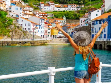 Chica joven visitando Cudillero (Asturisa) Chica joven visitando Cudillero (Asturisa)