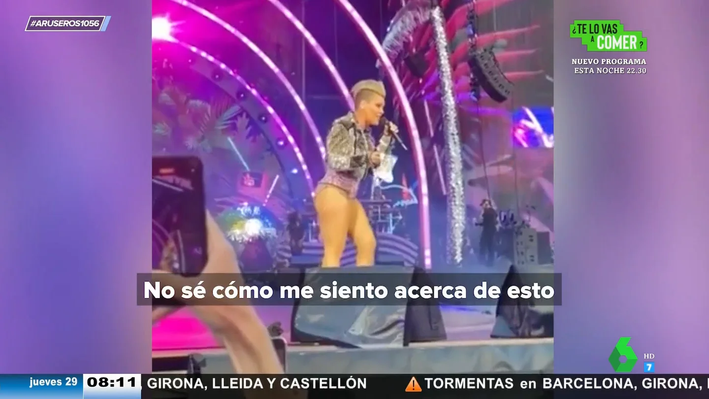 El impactante momento en el que una fan da a Pink las cenizas de su madre en pleno concierto El impactante momento en el que una fan da a Pink las cenizas de su madre en pleno concierto