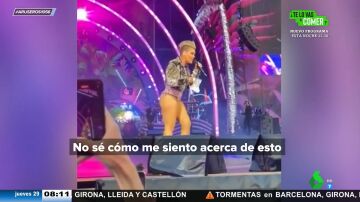 El impactante momento en el que una fan da a Pink las cenizas de su madre en pleno concierto