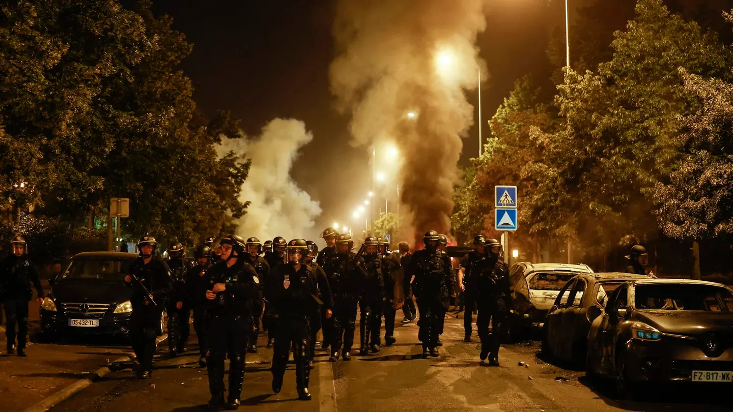 Al menos 150 detenidos en Francia en una nueva jornada de disturbios por la muerte de un joven negro Al menos 150 detenidos en Francia en una nueva jornada de disturbios por la muerte de un joven negro