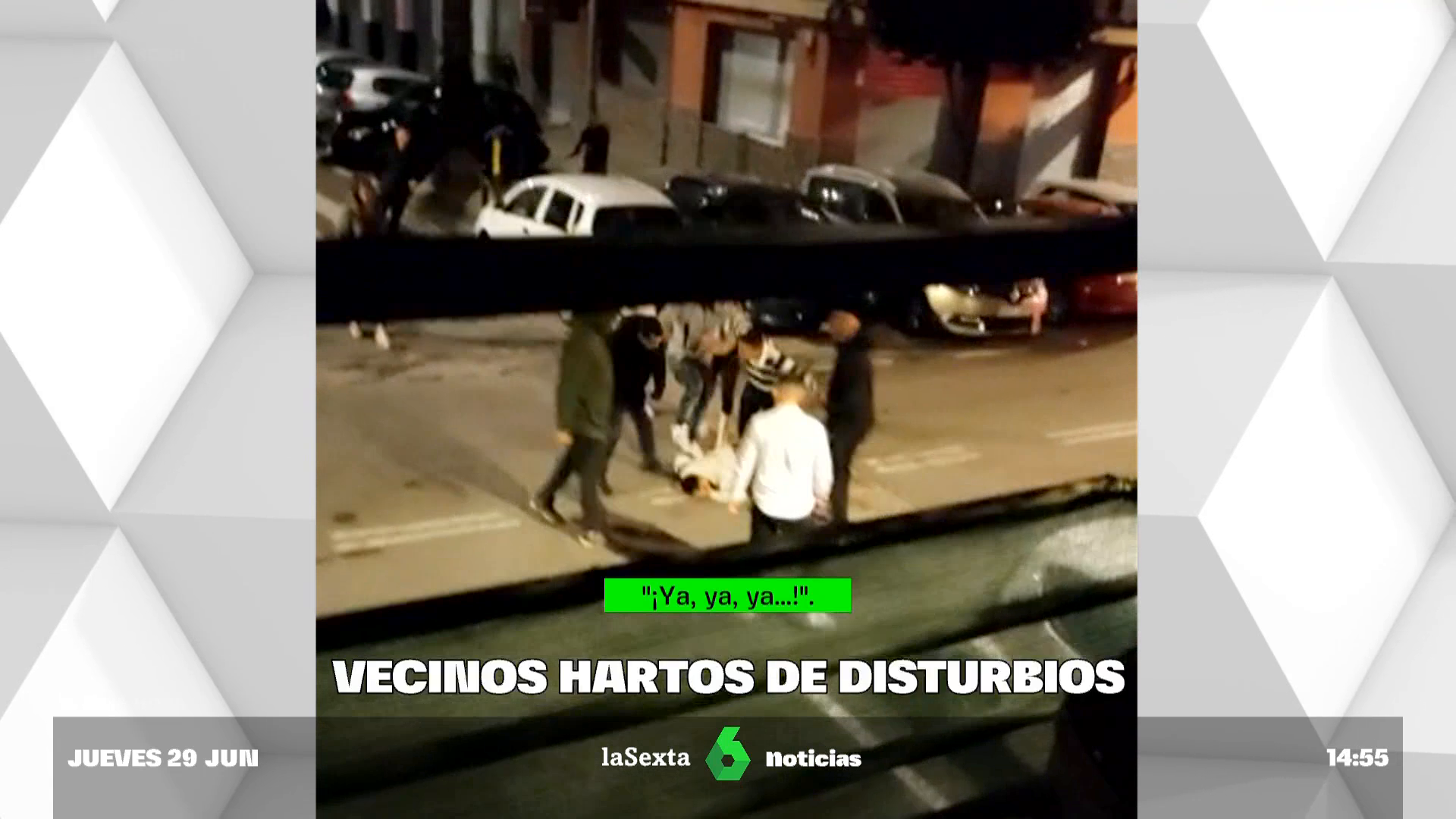 Vecinos hartos de una discoteca de Valencia: Orinan en la calle, se pelean  y duermen la mona en la calle