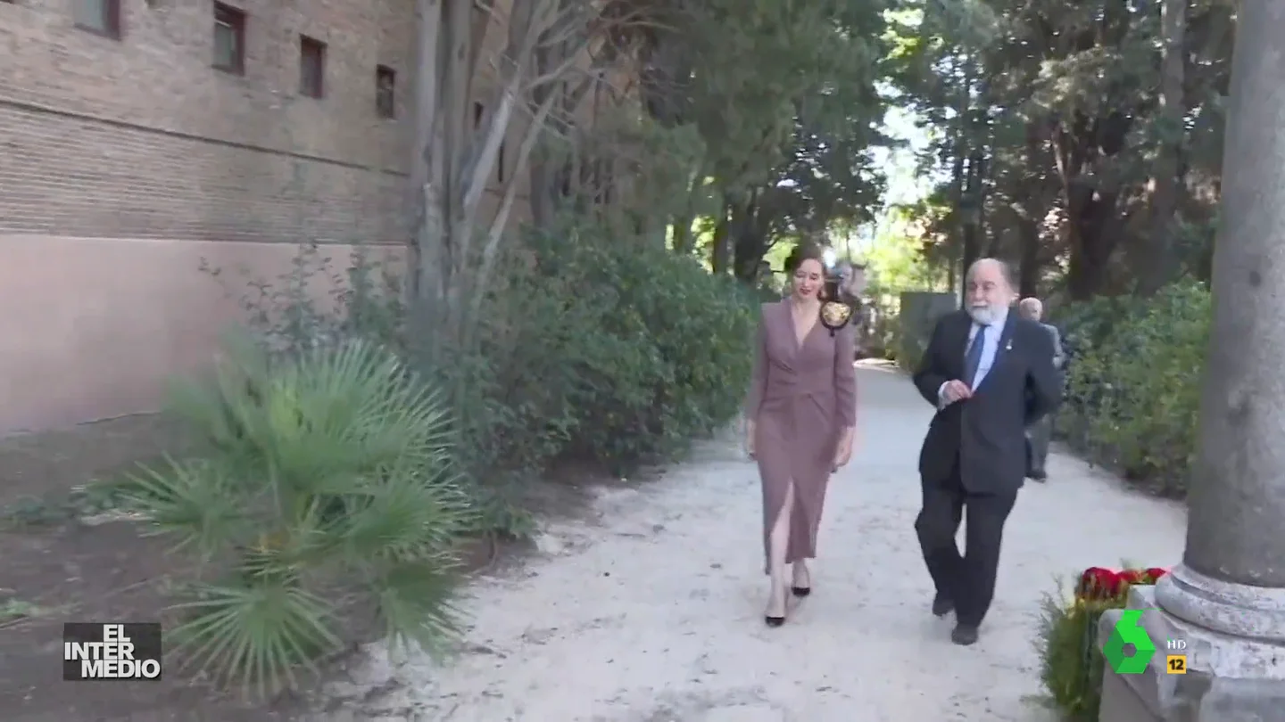 Vídeo manipulado - La reacción de Isabel Díaz Ayuso cuando le empiezan a recitar un poema Vídeo manipulado - La reacción de Isabel Díaz Ayuso cuando le empiezan a recitar un poema