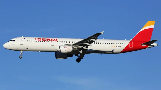Avión de Iberia volando Avión de Iberia volando