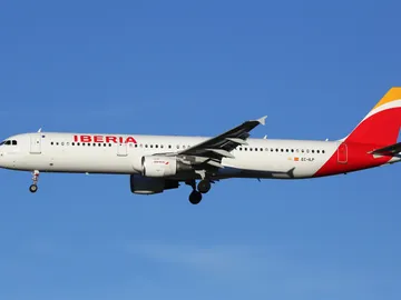 Avión de Iberia volando Avión de Iberia volando