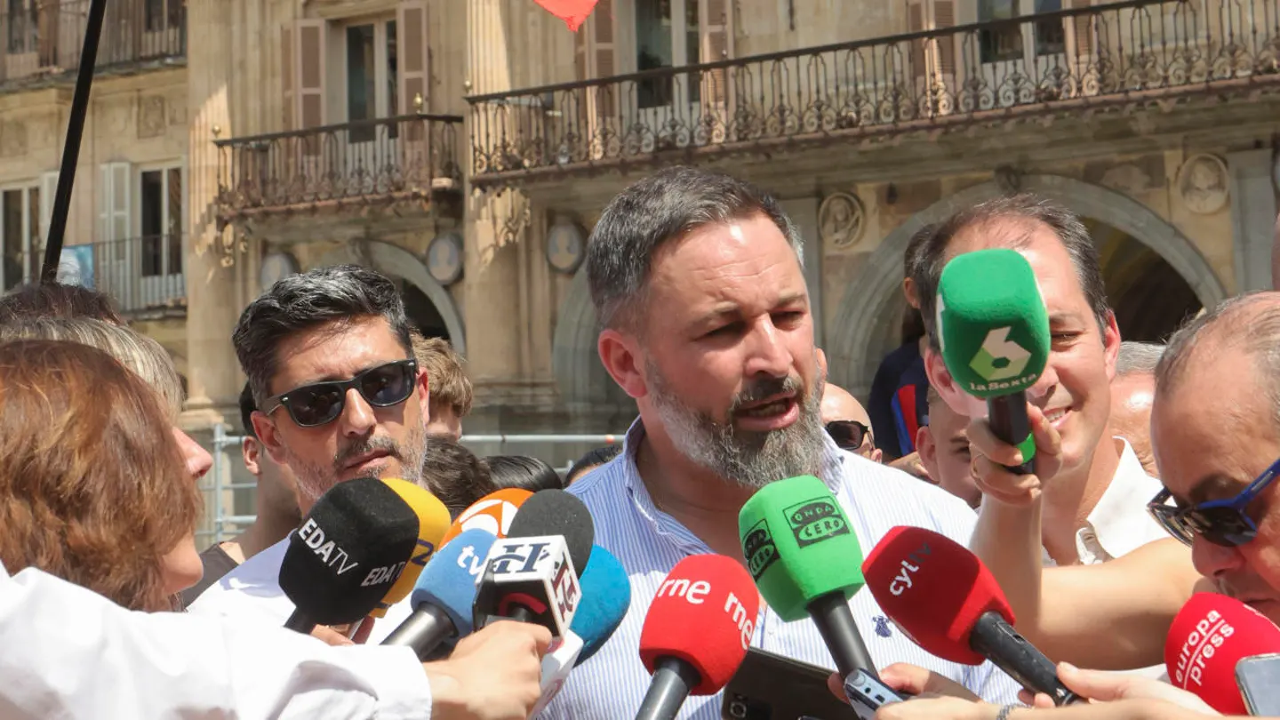 El presidente de Vox, Santiago Abascal, atiende a la prensa en la Plaza Mayor de Salamanca. El presidente de Vox, Santiago Abascal, atiende a la prensa en la Plaza Mayor de Salamanca.