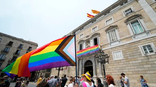 Vista del Palau de la Generalitat tras el despliegue de la bandera arcoíris con motivo del Día Internacional del Orgullo LGTBI+ Vista del Palau de la Generalitat tras el despliegue de la bandera arcoíris con motivo del Día Internacional del Orgullo LGTBI+
