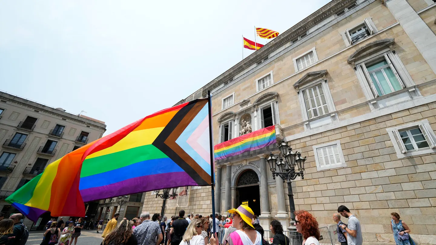 Vista del Palau de la Generalitat tras el despliegue de la bandera arcoíris con motivo del Día Internacional del Orgullo LGTBI+ Vista del Palau de la Generalitat tras el despliegue de la bandera arcoíris con motivo del Día Internacional del Orgullo LGTBI+