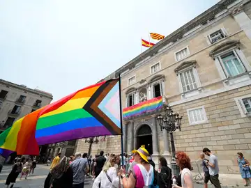 Vista del Palau de la Generalitat tras el despliegue de la bandera arcoíris con motivo del Día Internacional del Orgullo LGTBI+