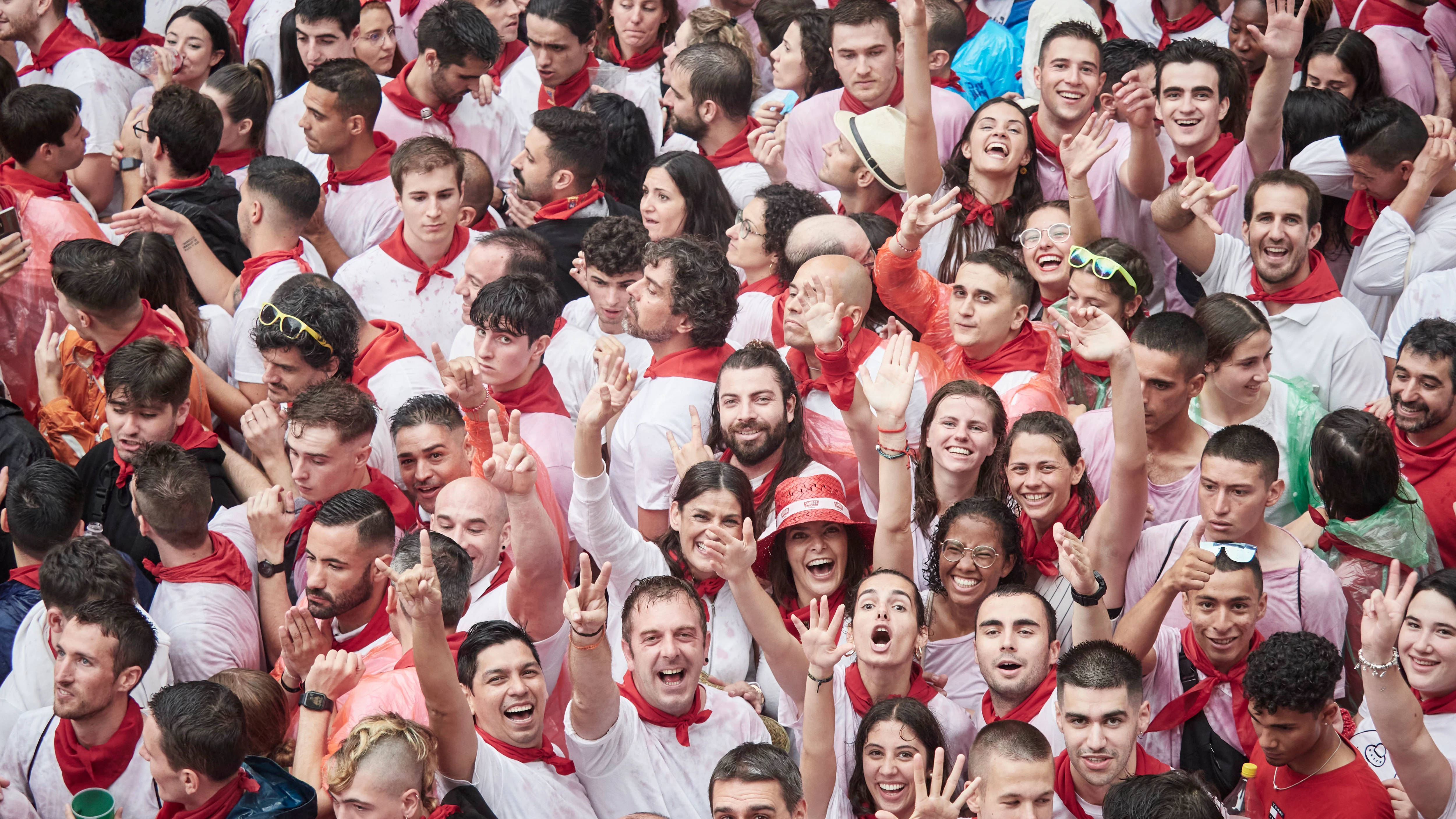 Por qué hay que vestirse de blanco en las fiestas de San Fermín y qué simboliza el pañuelo rojo