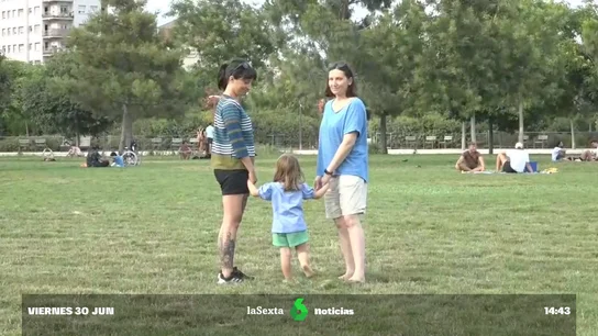 Una familia afectada por el recorte de derechos de Meloni a las familias homosexuales con hijos: "Vuelve a ser una niña de madre soltera" Una familia afectada por el recorte de derechos de Meloni a las familias homosexuales con hijos: "Vuelve a ser una niña de madre soltera"