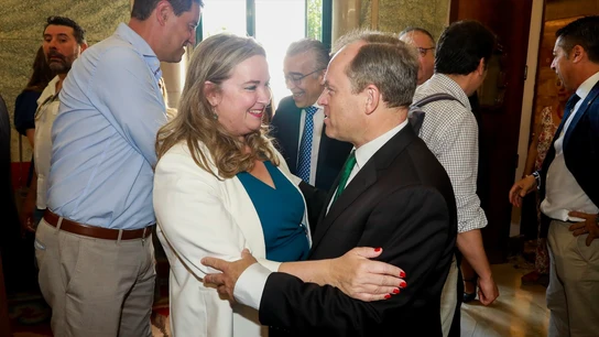 La alcaldesa de Burgos, Cristina Ayala, saluda al número uno de Vox, Fernando Martínez-Acitores, durante la investidura. La alcaldesa de Burgos, Cristina Ayala, saluda al número uno de Vox, Fernando Martínez-Acitores, durante la investidura