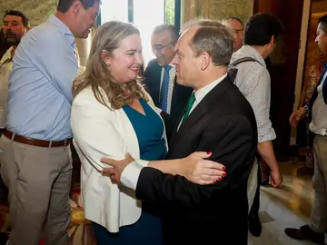 La alcaldesa de Burgos, Cristina Ayala, saluda al número uno de Vox, Fernando Martínez-Acitores, durante la investidura.