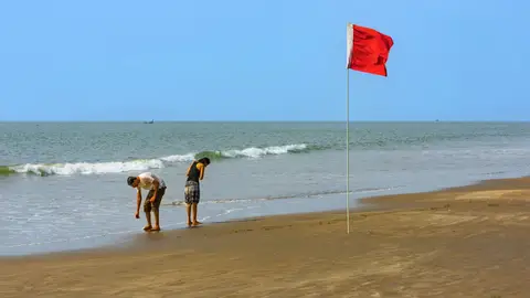 Bandera roja en la playa Bandera roja en la playa