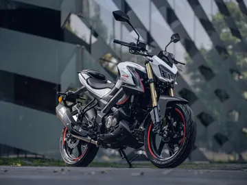 Es china, pero probablemente sea la moto “naked” de 125 cc con la mejor relación entre precio y equipamiento Es china, pero probablemente sea la moto “naked” de 125 cc con la mejor relación entre precio y equipamiento