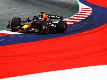 Max Verstappen firma la ‘pole’ en un festival de límites de pista en Austria