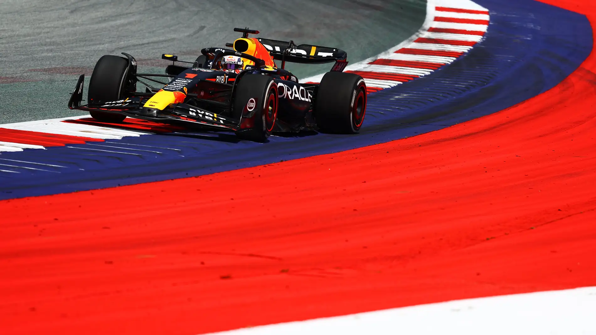 Max Verstappen firma la ‘pole’ en un festival de límites de pista en Austria
