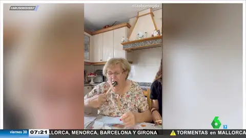 La reacción de una abuela gallega cuando su nieta la obliga a comer sushi: "Que me perdone la cultura china"