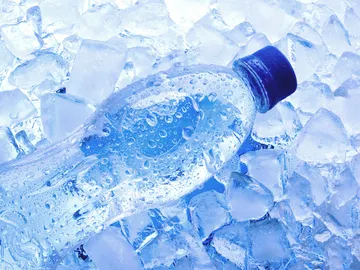 Botella de agua congelada Botella de agua congelada