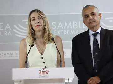 La presidenta del PP de Extremadura, María Guardiola y el portavoz de Vox en la Asamblea de Extremadura, Ángel Pelayo Gordillo