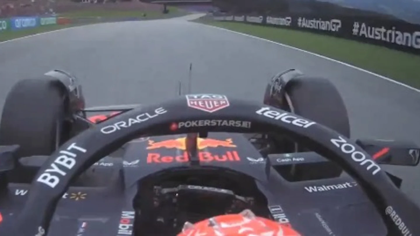 ¿Vacile o enfado? El gesto de Verstappen tras adelantar a Carlos Sainz ¿Vacile o enfado? El gesto de Verstappen tras adelantar a Carlos Sainz