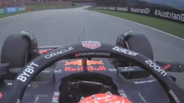 ¿Vacile o enfado? El gesto de Verstappen tras adelantar a Carlos Sainz