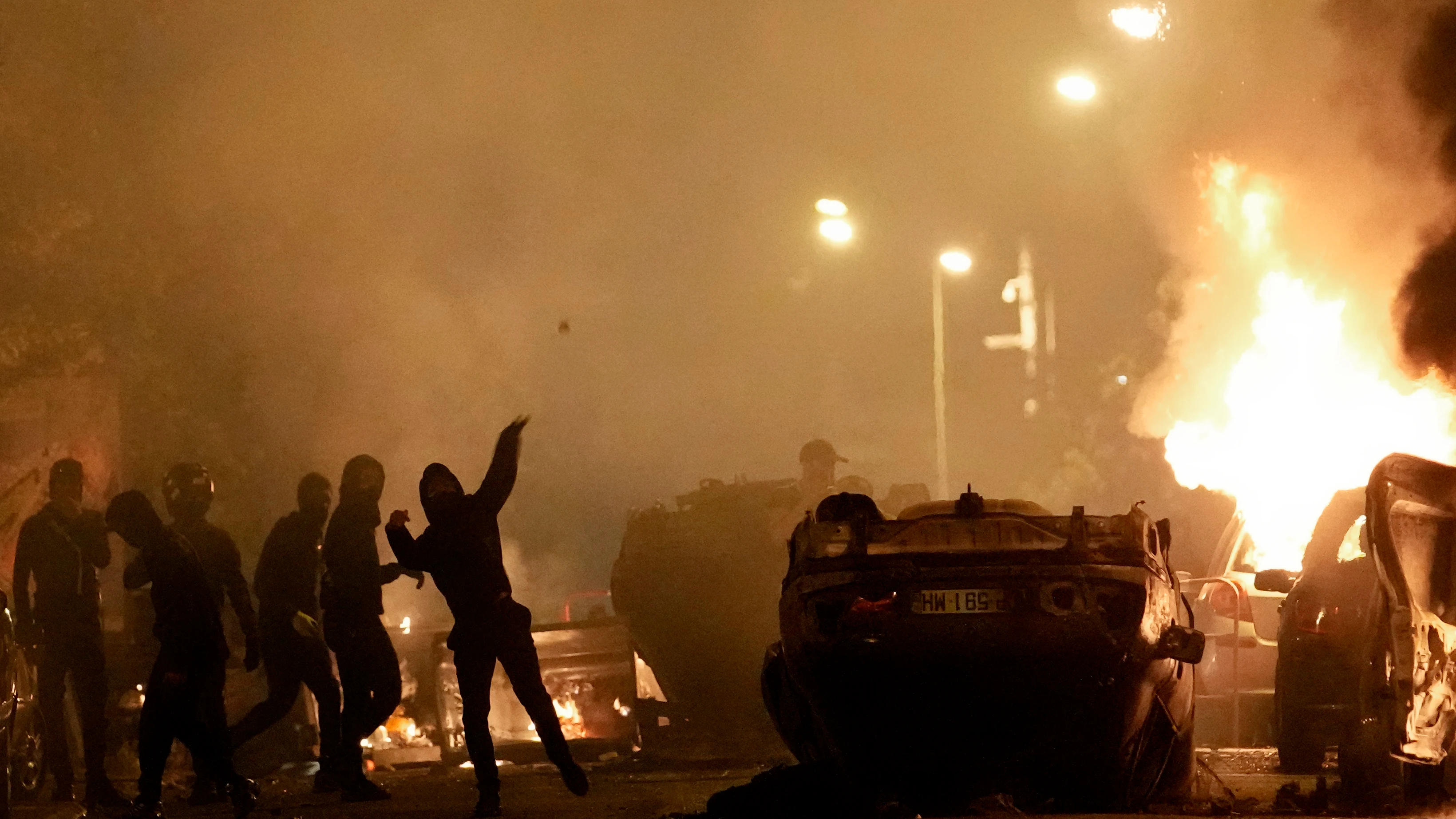 Momento de la sexta noche de disturbios en Francia