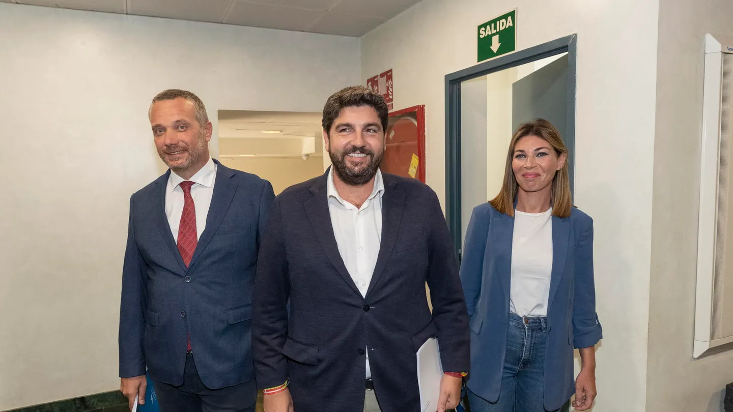 Fernando López Miras, acompañado por los diputados del PP en Murcia, Joaquín Segado y María del Carmen Ruiz Jódar. Fernando López Miras, acompañado por los diputados del PP en Murcia, Joaquín Segado y María del Carmen Ruiz Jódar.