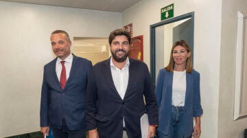 Fernando López Miras, acompañado por los diputados del PP en Murcia, Joaquín Segado y María del Carmen Ruiz Jódar.